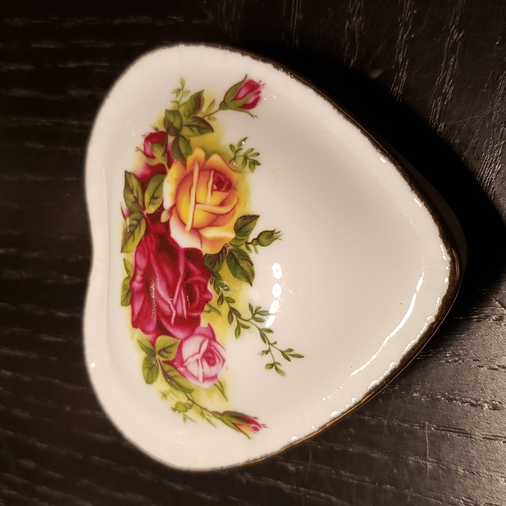 ROYAL ALBERT BONE CHINA